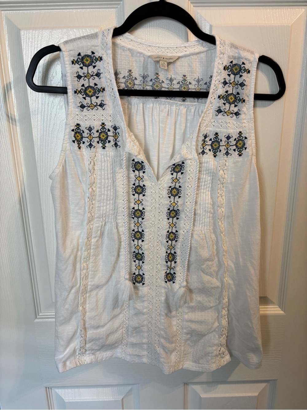 Lucky Brand White Sleeveless Embroidered V-Neck Camisole